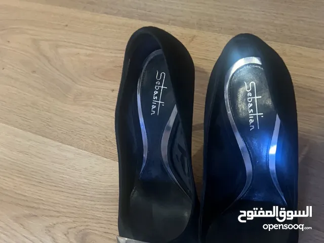 High heels black color