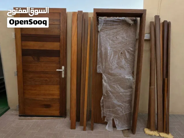 للبيع أبواب خشب وخزان ماء 4000 لتر جديد