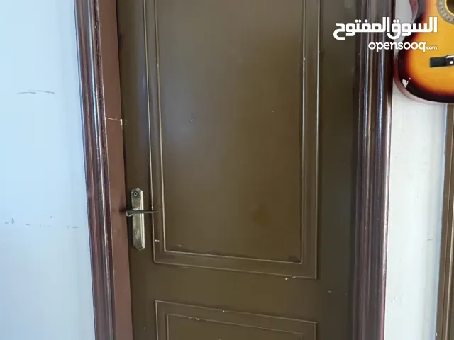 باب من خشب بحاله نظيفه