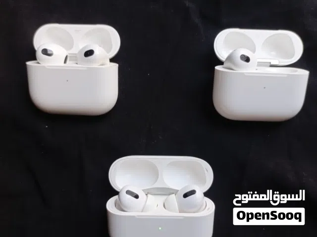 ثلاث سماعات ابل اير بودز للبيع او للبدل على ايفون فيهم مشاكل بسيطه جدا