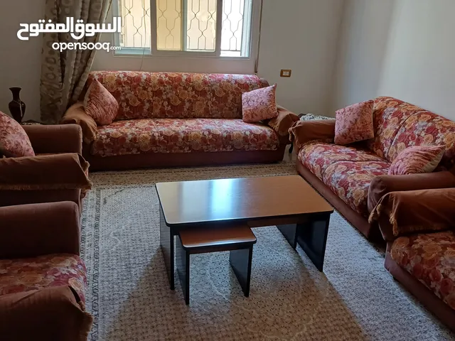 طقم كنب مستعمل بحالة جيدة 8 مقاعد لدواعي السفر مع طقم طاولات 3 قطع هدية مع الطقم البيع لدواعي السفر