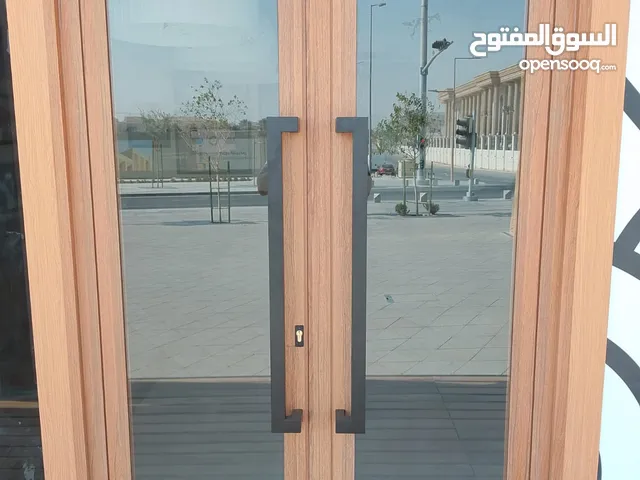 فني المونيوم أبواب وشبابيك ووجهات كرتنوول واستركشر وشورات حمامات وشتروتشطيبات مطاعم وكافيهات ووجهات