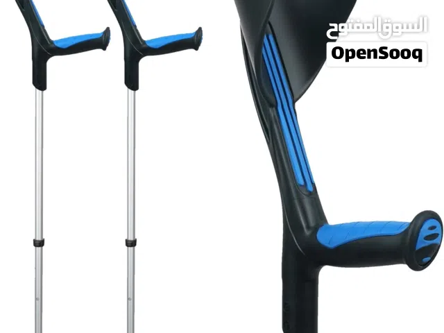 عكازات لدعم الحركه والمساعده في المشي.تتميز العكازات بتصميم مريح مع مقابض لليدين ودعامات للساعد لتوف