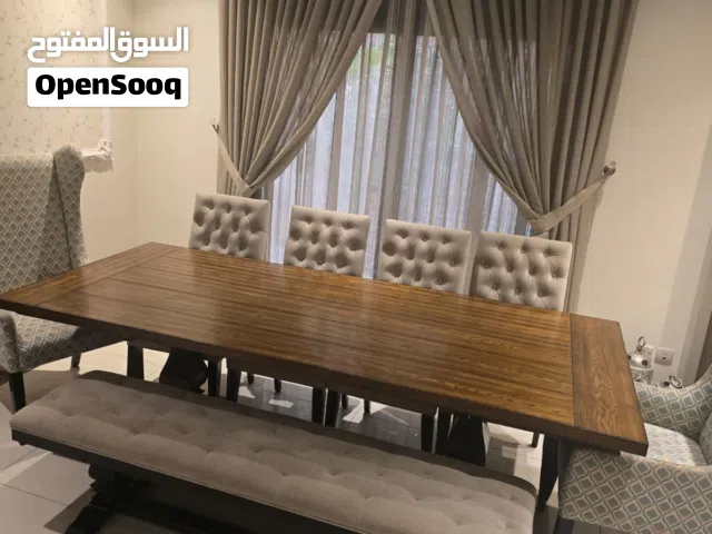 طاولة طعام خشبية