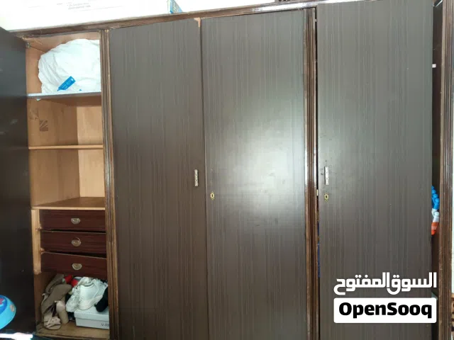 خزانة بحالة جيدة للبيع