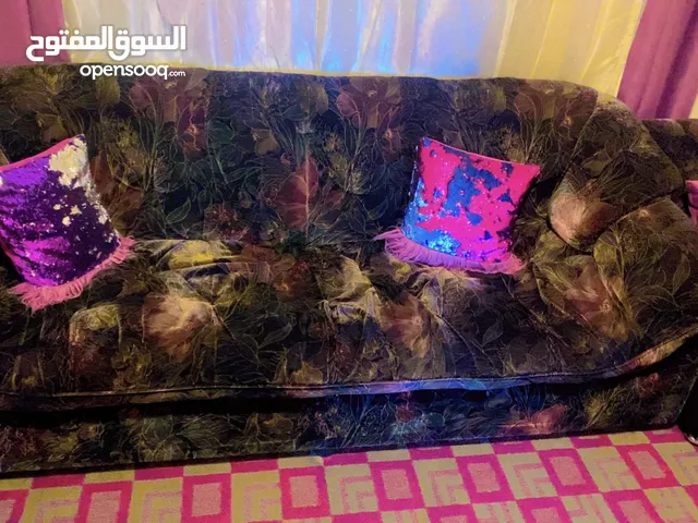 طقم كنب الدب كويتي شبه جديد قماشه مخمل تسع مقاعد للبيع للجادين التواصل واتس اب