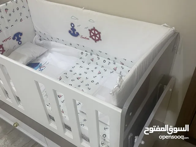 للبيع سرير طفل حديث الولادة