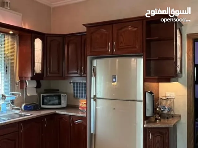 ثلاجة وغاز وحماصة وغسالة وطقم كنب بحالة ممتازة وجديدة وطقم الكنب تفصيل لداعي السفر واستعمال عرسان