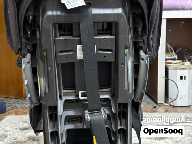 كرسي أطفال يستعمل في السيارات