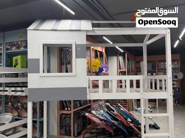 سرير خشب طابقين مع سلّم