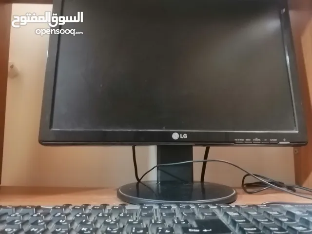 شاشه كمبيوتر وماوس ولوحه مفاتيح