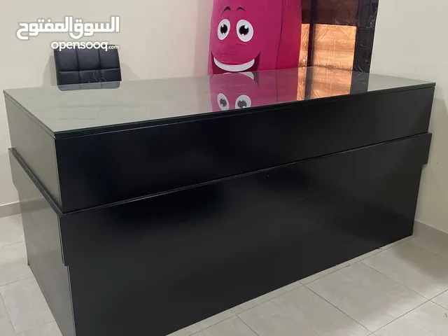 طاولة مكتبية خشبية سوداء نظيفة