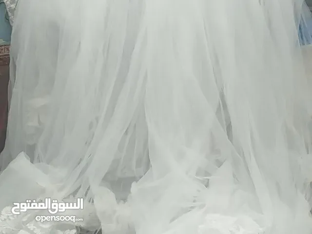 فستان زفاف مكشوف الكتفين