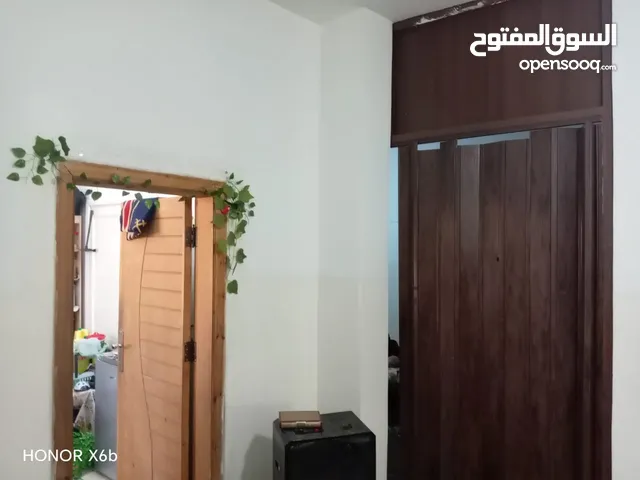 شقه موقع مميز وتجاري للبيع في الهاشمي الشمالي