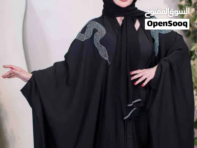 عباية اماراتية حية الألوان المتوفرة اسود فضي وأسود وذهبي واسودّ سادة تلبس من وزن 50 حتى 120 فري سايز