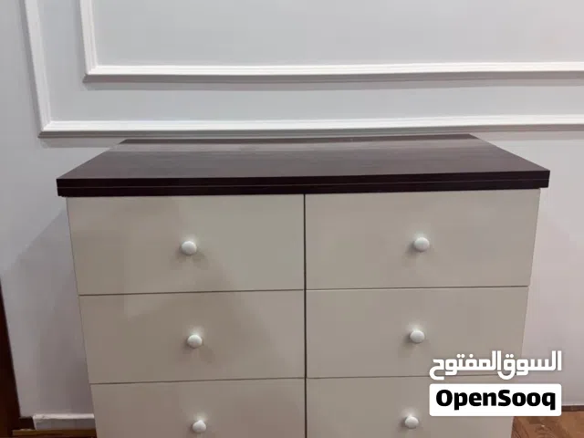 طاولة تخزين المعدات والادوات للمحلات