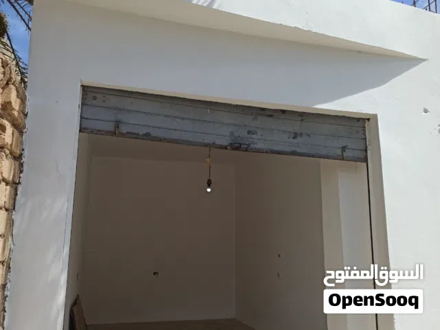 مخزن للايجار سوق الجمعة قرب مطار معيتيقة