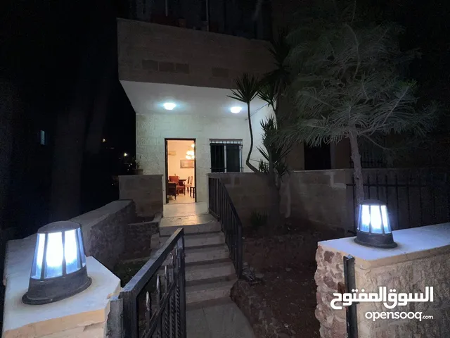 شقه ارضيه مفروشه مكونه من غرفتين نوم وحمامين وصاله وصالون ومطبخ مجهز بالكامل برنده مواقف خاصه