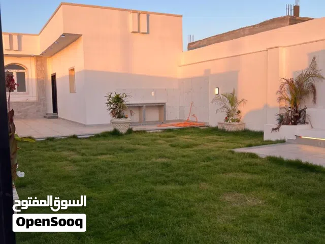 استراحة للبيع تقع في منطقة اللطفة وادي الربيع حرف T الارض 190م تتكون الاستراحة من غرفة وصالة وحمام و