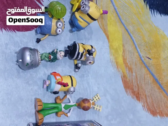 مجسمات شخصيات كارتونية كلهن ينباعن سوية