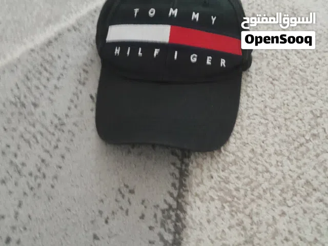 قبعة تومي هيلفيجر تُعد هذه القبعة واحدة من أشهر الإكسسوارات الرياضية والكاجوال مبيعاً للعلامة التجار