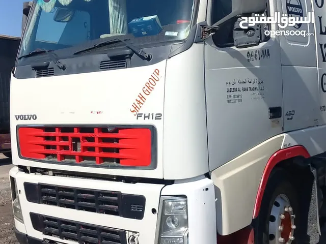 Tractor Unit Volvo 2004 in Al Dakhiliya