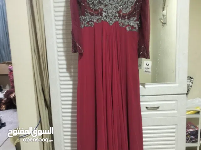 فستان احمر مطرز جديد
