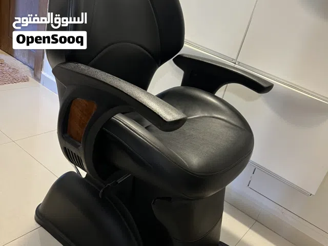 كرسي حلاقة بحالة ممتازة جداً ( دون اي شخط) مع كرسي مساعد جانبي