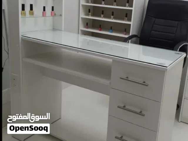 طوله مع كرسي مع بعض مواد لأظافر للبيع المستعجل