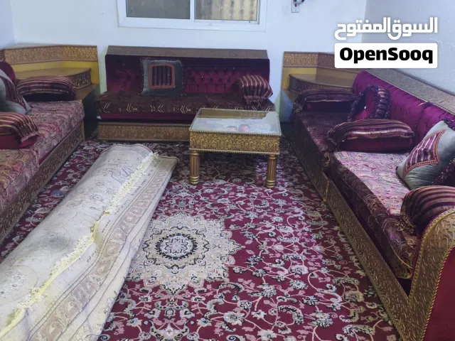 كنب مع سجادتين ايرانية و تركية للبيع