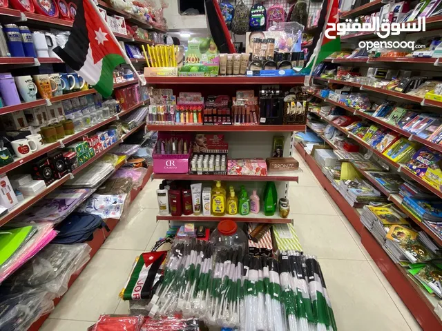بضاعة مكتبة قرطاسية و اكسسوارات و عطور و اللعاب للبيع بسعر اقل من الجملة بسبب الاغلاق والتصفية شروه