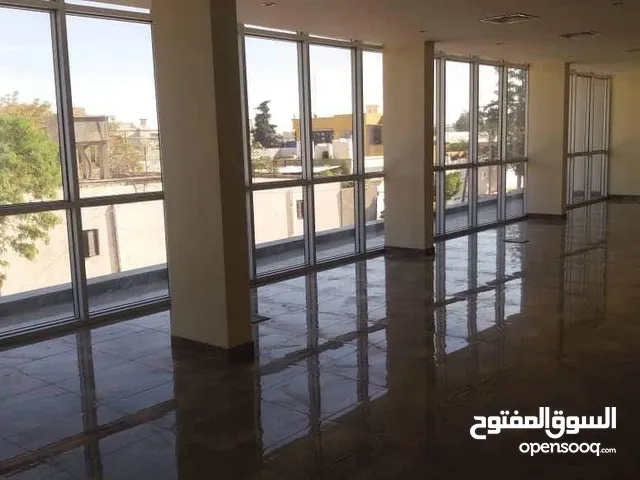 صالة تجارية علي الرائسي للأجار في زناتة