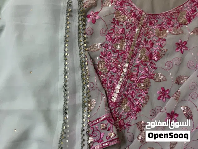 لبسة مع الشيلة مطرزة جديدة للبيع