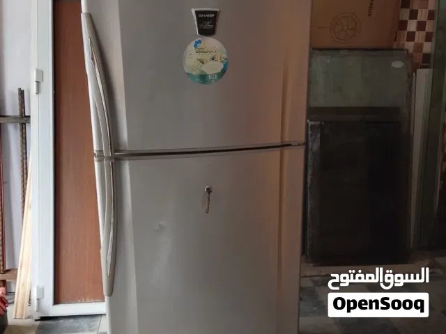 ثلاجة شارب بحالة ممتازة جدًا، استخدام خفيف ونظيفة من الداخل والخارج.