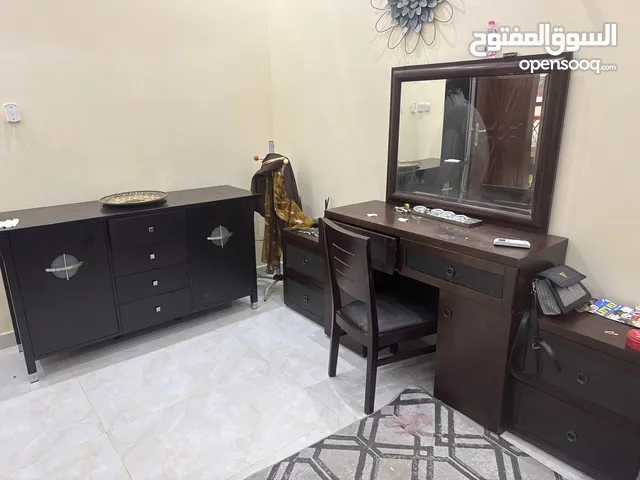أثاث منزلي كامل للبيع غرفة جلوس و غرفة نوم كاملة مع إلكترونيات و إكسسوارات كاملة