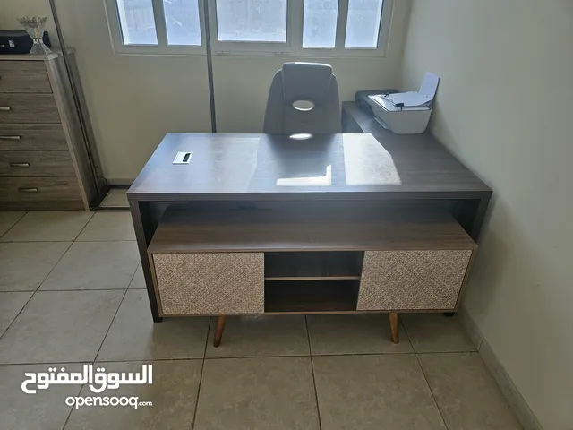 للبيع مكتب مع كرسي جديد