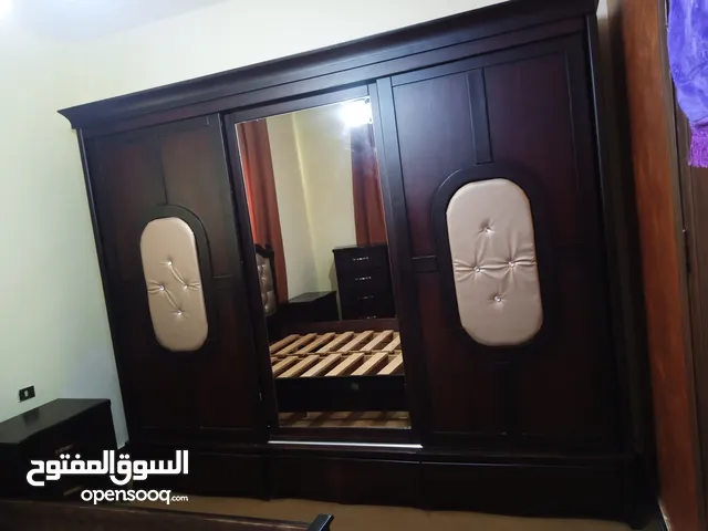 غرفة نوم مع ملحق ادراج خشب زان ولاتيه بدون فرشة للبيع