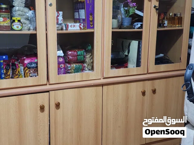 غرفة مكتب مع طاولة مكتب مع ادراج صغيرة مع طاولة كومبيوتر يعني اربع قطع