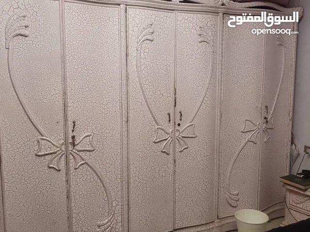 غرفة نوم مستعملة للبيع على وضعها