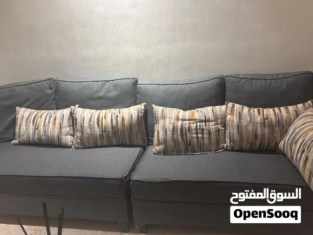 طقم كنب رمادي من ثلاث قطع منفصلة