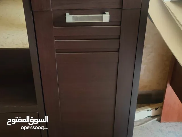 خزانه كنادر خشبها ممتاز جدا ويوجد فقط مشعوره على المرايا تاعتها خشب تقيل وبسعر جميل جدا