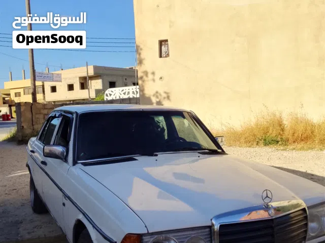 1982 مرسيدس بنز الفئة-E E 200