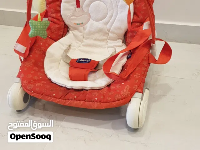 كرسي هزاز مستورد ماركة شيكو  3 × 1 بحالة ممتازة - كرسي ثابت . هزاز . سرير ألعاب بشيالة