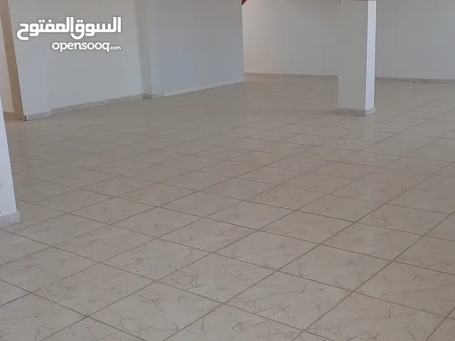 صالة كبيرة ومحلات ،مبني تجارى ع معبد مباشرة يصلح لأي مشروع أو مخازن. كرزاز مقابل منتزه الفروسية.