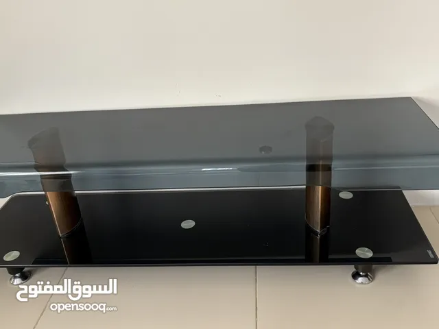 طاولة تلفاز زجاج بالون الغامق للبيع tv table black colour for sale used