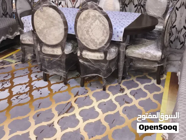 ميز طعام ملكي