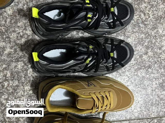 السلام عليكم احذية للبيع ثنين 15واحد 10