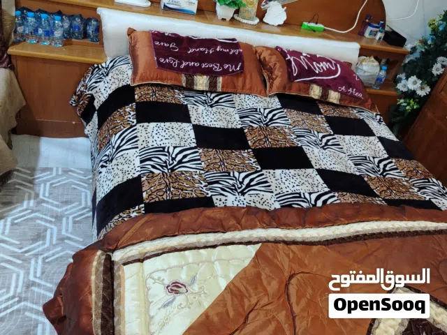 غرفة نوم مع كنتور ومعرض
