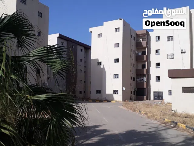 شقة للبيع مساحتها 180 ملك مقدس طريق معسكر حمزة في أتجاه المطار الدولي .