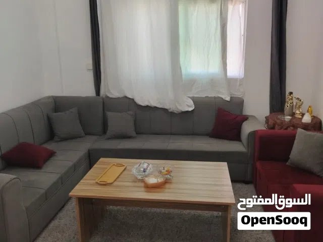 طقم كنب مع برداي وطاولة وسط
